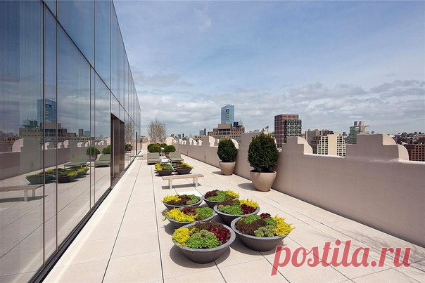 Skyloft Penthouse — апартаменты за $45 миллионов! Этот двухэтажный пентхаус с 4 спальнями и 4,5 ванными комнатами расположен на двух верхних этажах на крыше здания 1929 года Art Deco Tribeca в Нью-Йорке. Полностью стеклянный проект, общая площадь которого составляет почти 700 кв.м., был разработан архитекторами из James Carpenter Design Associates, а внутренний дизайн и интерьер представлен Rogers Marvel Architects. Жилой блок окружает терраса в 420 кв.м., расположенная на 14 этаже. В…