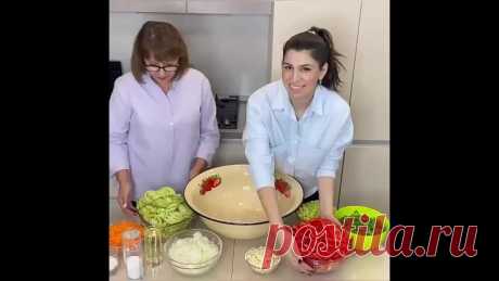 Такой рецептик на зиму лишним не будет.
Вкусно и просто.

Перец красный 1кг
Перец зелёный 1кг
Перец острый -2шт
Морковь - 1кг
Зелёные помидоры - 1 кг
Лук репчатый - 1кг
Чеснок - 350 г
Петрушка, сельдерей - пучок
Соль - 80гр
Сахар - 50гр
Масло растительное - 1стак
Уксус 6% - 1стак