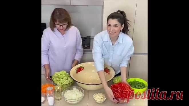 Такой рецептик на зиму лишним не будет.
Вкусно и просто.

Перец красный 1кг
Перец зелёный 1кг
Перец острый -2шт
Морковь - 1кг
Зелёные помидоры - 1 кг
Лук репчатый - 1кг
Чеснок - 350 г
Петрушка, сельдерей - пучок
Соль - 80гр
Сахар - 50гр
Масло растительное - 1стак
Уксус 6% - 1стак
