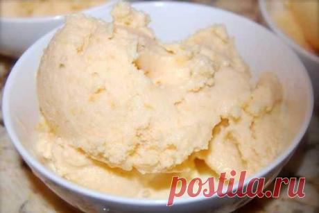 ДОМАШНИЙ ПЛОМБИР ИЗ ДЕТСТВА

ИНГРЕДИЕНТЫ:
● Сахар – 2 стакана
● Молоко –1 литр
● Масло сливочное – 100гр
● Крахмал – 1 ч.л.
● Желтки яичные – 5 шт.

ПРИГОТОВЛЕНИЕ:
1. Сливочное масло опускаем в подогретое молоко и доводим его до кипения. В другой емкости соединяем сахар, крахмал и желтки, перемешиваем и растираем все до однородной массы. После чего добавляем сюда немного молока, в результате должна получиться масса по консистенции как жидкая сметана.
2. Тем временем молоко...