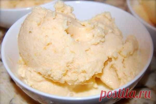 ДОМАШНИЙ ПЛОМБИР ИЗ ДЕТСТВА

ИНГРЕДИЕНТЫ:
● Сахар – 2 стакана
● Молоко –1 литр
● Масло сливочное – 100гр
● Крахмал – 1 ч.л.
● Желтки яичные – 5 шт.

ПРИГОТОВЛЕНИЕ:
1. Сливочное масло опускаем в подогретое молоко и доводим его до кипения. В другой емкости соединяем сахар, крахмал и желтки, перемешиваем и растираем все до однородной массы. После чего добавляем сюда немного молока, в результате должна получиться масса по консистенции как жидкая сметана.
2. Тем временем молоко...