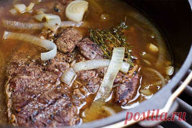 Как правильно тушить говядину целым куском - Steak Lovers - медиаплатформа МирТесен Будь то ростбиф, поркетта или любой другой внушительный кусок мяса его приготовление неразрывно связано с духовкой. Запеченное мясо покоряет своим ароматом задолго до того, как попадает на стол. Однако у традиционного способа есть более экономичная альтернатива — тушение при низких температурах. По