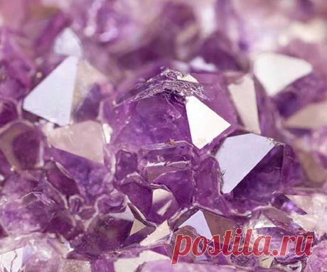 Какие свойства аметиста - камня для знаков Зодиака? Аметист – драгоценный камень. Аметист — магические свойства камня 100% Разное Своё название минерал получил, благодаря удивительной легенде о прекрасной нимфе Аметист, к которой воспылал страстью бог виноделия Дионис, но девушка была