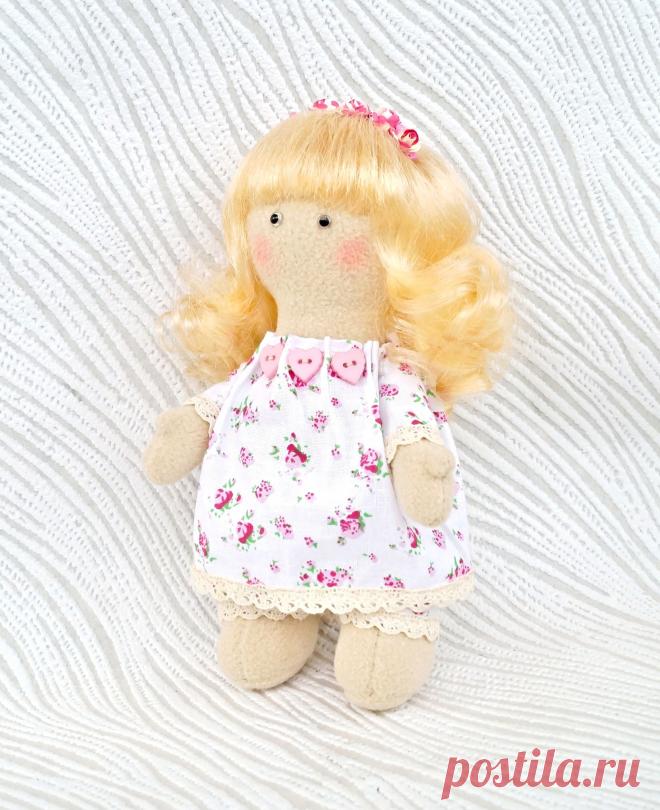 Мастер-класс по шитью текстильной куклы "Румяная Роза".
в магазине-мастерской "Мастер-Класс"
по адресу Владивосток, Борисенко, 25.

В программе мастер-класса:
Раскрой куклы из ткани, Сшивание деталей куклы, Набивка, Сборка куклы, Работа над созданием одежды и образом куклы