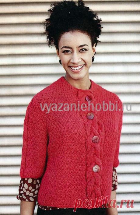 Жакет спицами с планками из кос |