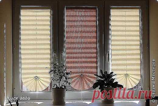 ЖАЛЮЗИ ИЗ БУМАГИ. БЫСТРО, НЕДОРОГО И КРАСИВО! 

 Нам понадобится:
1. Отрез обоев или другой бумаги, идеально подойдут обои под покраску, они тонкие и пропускают свет.
2. канцелярский нож и длинная линейка
3. двухсторонний скотч
4. веревка (не тонкая) у меня бельевая
5. фиксатор на одну дырочку и концевик
6. дырокол

Пошаговый мастер-класс Работа взята с интернета

Измеряем окно, где будут жалюзи, и отрезаем нужный кусок, но с одним условием: ширина остается равной окну, а ...