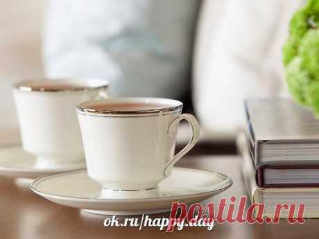 Свари мне кофе…- только утром!!!
вдохни в него прохладу дня…
и пара долек шоколада…
разбудят спящую меня… 

добавь в него чуть–чуть корицы...
немного молока налей…
и я почувствую частицы…
в бокале теплоты твоей…

пусть вкус его- напомнит вечер…
а запах... - страстного тебя…
- Хитрец!!!! Зачем в него добавил...???
Немного капель коньяка... 

к фарфору прикоснусь губами…
целуя край бокала…- кофе пью…
обнявши теплыми руками…
я часть души твоей вдохну…

© Copyright: Жан-Чик