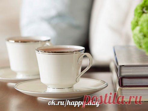 Свари мне кофе…- только утром!!!
вдохни в него прохладу дня…
и пара долек шоколада…
разбудят спящую меня… 

добавь в него чуть–чуть корицы...
немного молока налей…
и я почувствую частицы…
в бокале теплоты твоей…

пусть вкус его- напомнит вечер…
а запах... - страстного тебя…
- Хитрец!!!! Зачем в него добавил...???
Немного капель коньяка... 

к фарфору прикоснусь губами…
целуя край бокала…- кофе пью…
обнявши теплыми руками…
я часть души твоей вдохну…

© Copyright: Жан-Чик