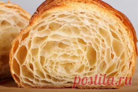 ТОП-4 рецептов вкусных круассанов

1. Круассаны: вариант из фантастического теста 

Ингредиенты:

Мука — 500 г
Молоко — 200 мл
Масло растительное без запаха — 100 мл
Яйцо — 1 шт.
Дрожжи сухие — 5 г
Соль — 2 ч. л.
Сахар — 2 ч. л.
Масло растопленное сливочное — 80 г

Приготовление:

В теплом молоке размешать сахар и дрожжи, дать дрожжам разойтись минут 5. Вылить смесь в чашку с мукой, добавить растительное масло, яичный белок (желток пригодится нам позже), соль и хорошо выме...