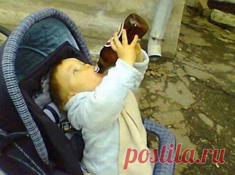 ребёнок пьёт пиво :О
