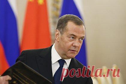 Медведев назвал «лживыми тварями» глав МИД стран G7. Министры иностранных дел стран G7 являются «лживыми тварями». С таким заявлением в своем выступил заместитель председателя Совета безопасности России Дмитрий Медведев в своем Telegram-канале. Он отметил, что в своей речи о бомбардировке японских городов глава Госдепа США Энтони Блинкен не упомянул, кто бомбил Хиросиму.