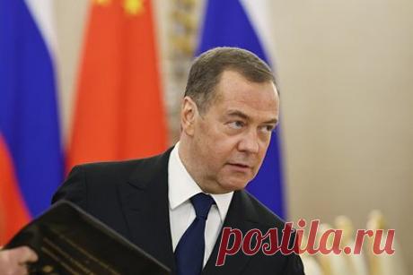 Медведев назвал «лживыми тварями» глав МИД стран G7. Министры иностранных дел стран G7 являются «лживыми тварями». С таким заявлением в своем выступил заместитель председателя Совета безопасности России Дмитрий Медведев в своем Telegram-канале. Он отметил, что в своей речи о бомбардировке японских городов глава Госдепа США Энтони Блинкен не упомянул, кто бомбил Хиросиму.