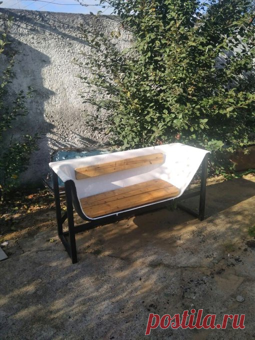 Элегантными движениями мужских рук старая ванна превращается в садовую мебель. Кострома.