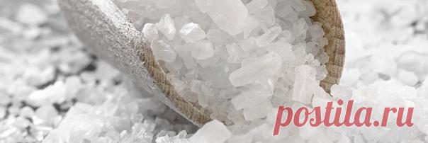 Соление сыров

Существует несколько способов соления сыра, рассмотрим каждый из них подробно, что бы вы смогли выбрать самый подходящий.

Соление в зерне
Сухая соль добавляется в кастрюлю с сырным зерном перед наполнением форм. Слейте лишнюю сыворотку (должно остаться сыворотки на 1-2 сантиметра над поверхностью сыра). Рассчитайте нужное количество сухой соли - это 2% от примерного веса будущей головки. Добавьте сухую соль прямо в сырное зерно и тщательно перемешайте 2-3 м...