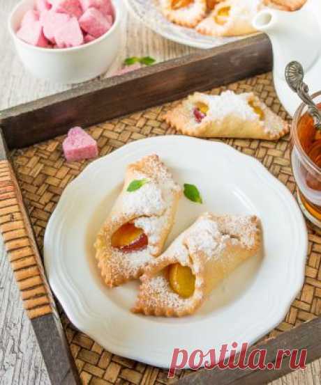 Творожное печенье с персиками на Вкусном Блоге Когда как не сейчас? Когда еще по полной программе наслаждаться вкусными персиками, как не в августе? Я вот ем как не в себя 🙂 И кое-что вкусное с ними готовлю 🙂 Сегодня у меня для вас есть отличное печенье с персиками. В тесто для этого печенья входит всего три ингредиента…