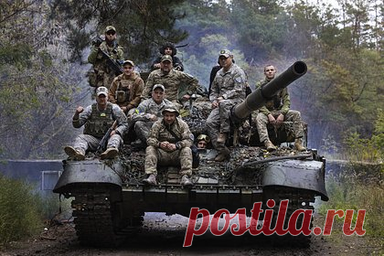 Минобороны заявило о вклинившихся в позиции российских военных танках ВСУ. Танковые подразделения Вооруженных сил Украины вклинились в глубину обороны российских военных в районе населенных пунктов Золотая Балка и Александровка. Потери украинских сил в этом районе составили порядка 130 человек личного состава и 23 единицы военной техники, сообщили журналистам в Министерстве обороны России.