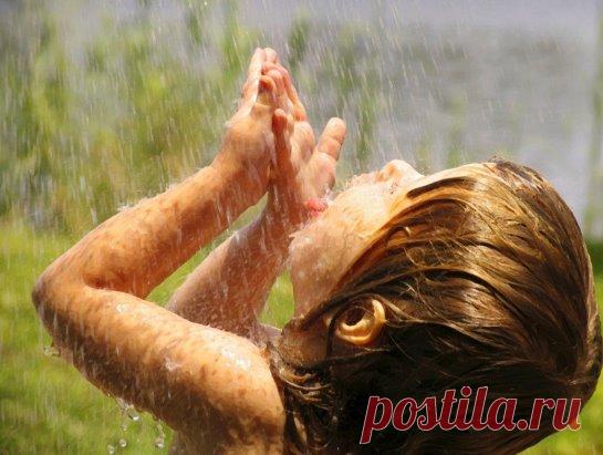 Я пришла за счастьем, вот мои ладошки… 
Боженька, ну сжалься, поделись немножко… 
Людям очень важно с мыслью просыпаться, 
Что жива надежда, что нельзя сдаваться… 
Очередь за счастьем у тебя толпится, 
Но намного больше тех, кто побоится 
К очереди этой присоединиться… 
Только им ведь тоже счастье пригодится… 
Я раздам прохожим счастье по крупинкам… 
Близким и не очень, рыжим и блондинкам, 
Бедным, и богатым, слесарям, поэтам… 
Недостойных счастья в мире просто нету… 
Ведь когда улыбки добрые