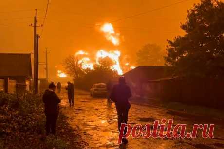 Пожары на железнодорожной станции и нефтебазе в Шахтерске. Фоторепортаж. Днем 27 октября в результате обстрела со стороны Украины в Шахтерске (ДНР) загорелись железнодорожная станция и нефтебаза. Ранее, вечером 26 октября, железнодорожная станция города попала под обстрел, там началось возгорание, которое удалось потушить ночью. Борьба с огнем и последствия пожаров — в фоторепортаже РБК