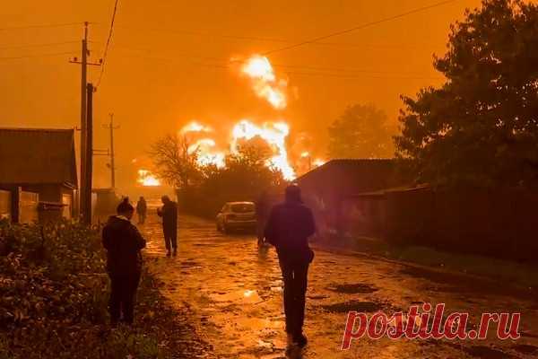 Пожары на железнодорожной станции и нефтебазе в Шахтерске. Фоторепортаж. Днем 27 октября в результате обстрела со стороны Украины в Шахтерске (ДНР) загорелись железнодорожная станция и нефтебаза. Ранее, вечером 26 октября, железнодорожная станция города попала под обстрел, там началось возгорание, которое удалось потушить ночью. Борьба с огнем и последствия пожаров — в фоторепортаже РБК