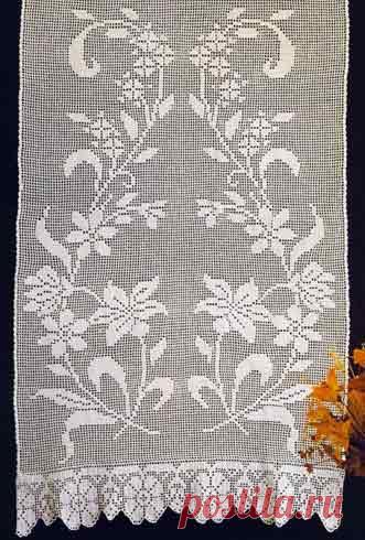 Вязаная занавеска с цветочным мотивом Схема вязания крючком (филейная техника) занавески с замысловатым цветочным узором, напоминающим лиру.