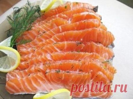 Готовим малосольную семгу

Продукты:
-Филе семги - 800 гр
-Соль, сахар пропорции 2:1 ( то есть на 2 дес.л соли 1 дес.л сахара)
-Коньяк - 1 ч.л.
-Укроп - 1 пучок.
-Смесь молотого перца.(красный,черный)

Приготовление:
*Смешать все ингредиенты, натереть ими филе рыбы. 
*Завернуть рыбку в холщевую тряпочку, положить в контейнер и в холодильник на ночь. 
Утром можно кушать.