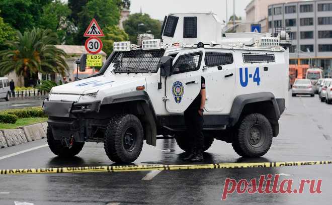 В Турции неизвестный взял заложников в знак протеста из-за войны в Газе. В Турции в северо-западной провинции Коджаэли неизвестный взял в заложники сотрудников фабрики компании Procter & Gamble в знак протеста против действий Израиля на сектор Газа, сообщает Hyrrieyt.