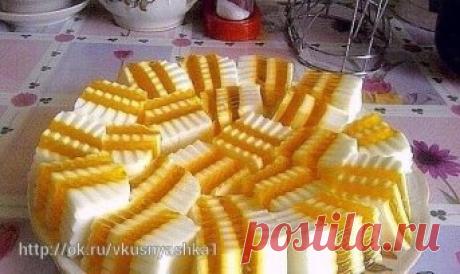 ЛУЧШИЕ РЕЦЕПТЫ ЖЕЛЕ
1. Шоколадное желе
ИНГРЕДИЕНТЫ:
 1 литр молока,
 1 стакан сахара,
 2 плитки шоколада черного, но можно и молочный(200 гр)
 20 гр. желатина.
ПРИГОТОВЛЕНИЕ:
Измельчить шоколад (натереть на терке), смешать его с сахаром и молоком. Смесь вскипятить. Предварительно замоченный в холодном молоке желатин растворить в закипевшей молочно-шоколадной смеси. Хорошо все перемешать и разлить в формочки, поставить в холод. Совет: если хотите желе, выложить из формочки, просто опустите фор