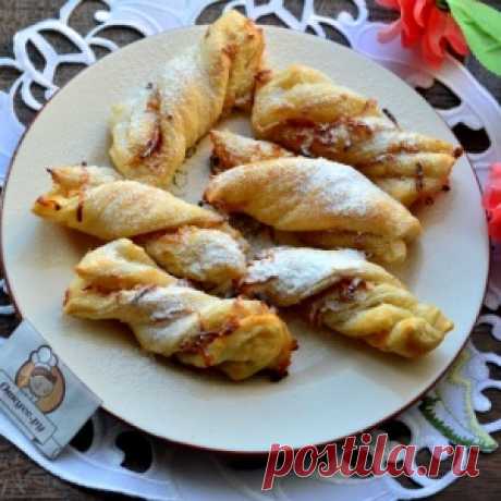 Слоеные палочки с яблоками