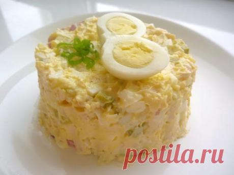 Салат из курицы с соленым огурцом.