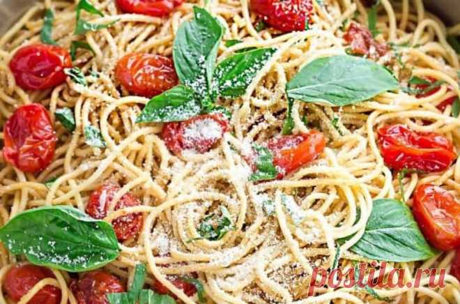 Стыдно, что раньше не знала! Ведь нужно всего лишь соединить сырую вермишель и лук… Нежная паста с пряным базиликом, сыром, помидорами черри и легким чесночным ароматом, приготовленная по известному итальянскому рецепту, вскружит голову каждому, кто попробует ее х