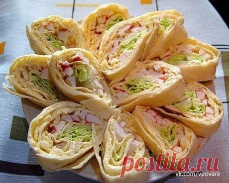 Закуски из лаваша. 13 вариантов

Развернуть лаваш (тонкий), положить на него начинку и свернуть рулетиками или конвертиками. Дать пропитаться 30 минут.
Выложить на тарелку и украсить зеленью. Можно нарезать ломтиками.

Начинки для лаваша:

1. 1 упаковку крабовых палочек измельчить. Добавить зелень петрушки и укропа, чеснок и майонез по вкусу. Начинка не должна быть жидкой.
Добавить 100 г тертого сыра и перемешать.

2. 200 г творога смешать с чесноком, зеленью укропа. Добав...