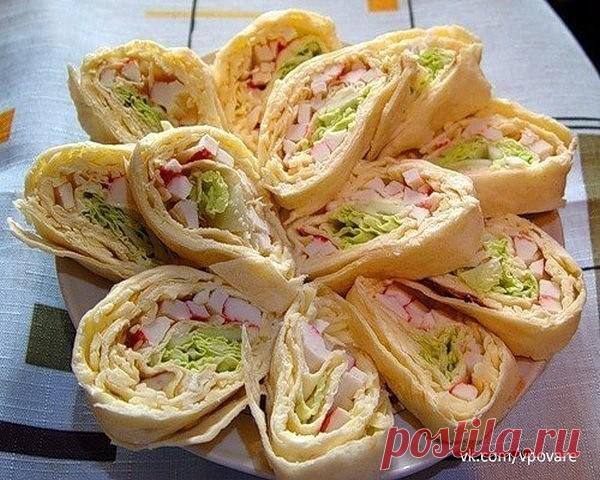 Закуски из лаваша. 13 вариантов

Развернуть лаваш (тонкий), положить на него начинку и свернуть рулетиками или конвертиками. Дать пропитаться 30 минут.
Выложить на тарелку и украсить зеленью. Можно нарезать ломтиками.

Начинки для лаваша:

1. 1 упаковку крабовых палочек измельчить. Добавить зелень петрушки и укропа, чеснок и майонез по вкусу. Начинка не должна быть жидкой.
Добавить 100 г тертого сыра и перемешать.

2. 200 г творога смешать с чесноком, зеленью укропа. Добав...