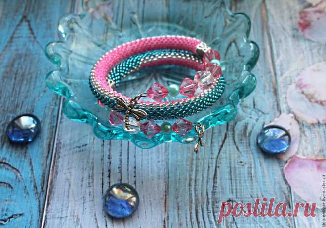 Браслет из бисера спиралька Милашка Купить или заказать Браслет из бисера спиралька Милашка в интернет-магазине на Ярмарке Мастеров. Браслет связан из трех оттенков чешского бисера в два оборота. Диаметр браслета 6 см, ширина одного оборота 7 мм. Дополнительно украшен гранеными бусинами и подвесками стрекозками. Американские индейцы считали стрекоз символом быстроты и активности. В Китае стрекоза олицетворяет лето.Украшение в виде стрекозы дарит человеку легкость, непринуж...