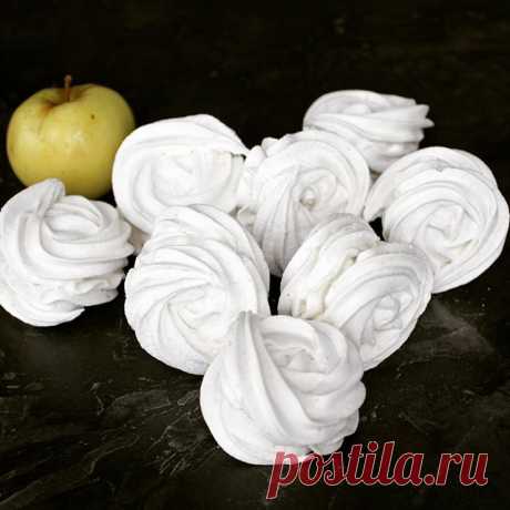 Зефирки... нежные-нежные яблочные🍏 облачка
Такой зефир могут себе позволить съесть даже люди, строго ограничивающие себя в сладостях) ни грамма жира+ уменьшенное содержание сахара👍🙌! #зефирдмитров#тортдмитров#тортнаденьрождения
#тортназаказдмитров#конфетыназаказдмитров#шоколадныефигурыдмитров