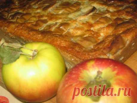 Большая оладушка с яблоками, пирог.