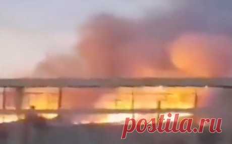 Пожар в Пролетарске перешел на жилые дома. В МЧС сообщили, что загорелся сухой камыш, огонь распространился на жилые дома. В Пролетарске шестой день горят склады с дизтопливом, госпитализированы 15 пожарных. Мэр города называл ситуацию стабильной