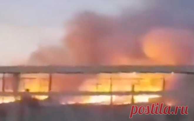 Пожар в Пролетарске перешел на жилые дома. В МЧС сообщили, что загорелся сухой камыш, огонь распространился на жилые дома. В Пролетарске шестой день горят склады с дизтопливом, госпитализированы 15 пожарных. Мэр города называл ситуацию стабильной