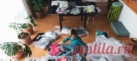 Кипы бумаг на рабочем столе. Инсталляции из одежды в разных углах спальни. Нагромождение тюбиков в ванной. Разбросанные по всей квартире игрушки… Испытываете жуткий стресс от бардака в собственном доме? Рассказываем, почему так происходит и что с этим делать. #психологияличности #познаниесебя #уборка #тревожность