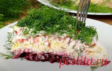Слоёный салат со свеклой и крабовыми палочками. Простой и бюджетный рецепт на любой праздник Салат «Фламинго» — это яркое и очень аппетитное блюдо, которое является хорошим выбором для праздничного стола. Он выделяется своим красивым внешним видом, а также сочетанием различных текстур и вкусов. Нередко этот салат готовят на дни рождения, свадьбы и другие торжественные события, так как он не только вкусный, но и способен украсить любой стол своим праздничным […]