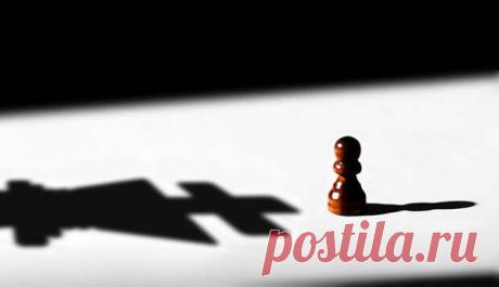 Гордыня - это очень многомерное понятие и одно из многочисленных проявлений страха. В виде гордыни проявляется вечное стремление человека к совершенству. Человек ощущает, что внутри он наделен божественным совершенством, но он неправильно это совершенство использует, стремясь всегда быть правым в