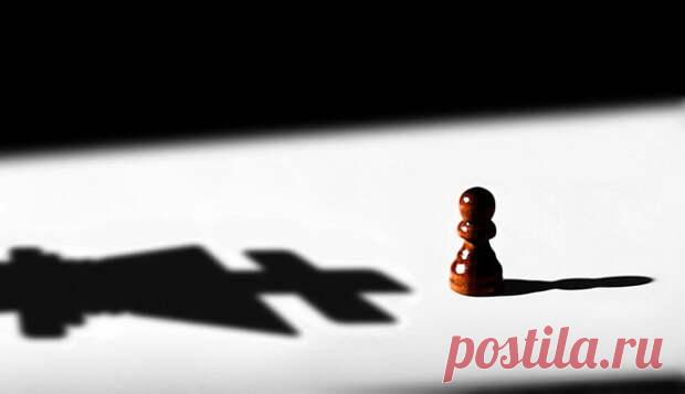 Гордыня - это очень многомерное понятие и одно из многочисленных проявлений страха. В виде гордыни проявляется вечное стремление человека к совершенству. Человек ощущает, что внутри он наделен божественным совершенством, но он неправильно это совершенство использует, стремясь всегда быть правым в