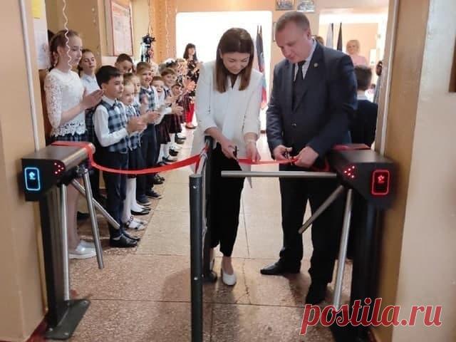 Макеевские школы начали ставить электронные системы слежения.