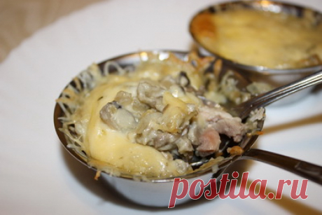 Жюльен с курицей и шампиньонами на Вкусном Блоге Некоторое время назад я уже публиковала рецепт жульена с шампиньонами. Сегодня мы будем готовить похожее блюдо – только на этот раз к грибам добавится курятина. Жульен с курицей более сытный, хотя, как ни странно, мой муж обозвал грибной жульен жирным, а этот ел с огромнейшим удовольствием ;). В этот раз…