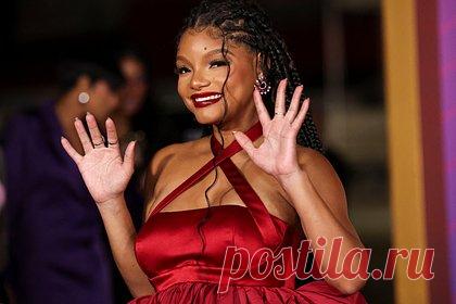 Звезда «Русалочки» похвасталась роскошными подарками на 46 миллионов рублей. Популярная актриса и певица Холли Бэйли, исполнившая роль Русалочки в одноименном фильме, похвасталась роскошными подарками от возлюбленного, рэпера DDG. Среди них оказались золотой браслет ювелирного дома Tiffany & Co, а также бриллиантовые серьги весом 2 карата и сумка Hermes Birkin.