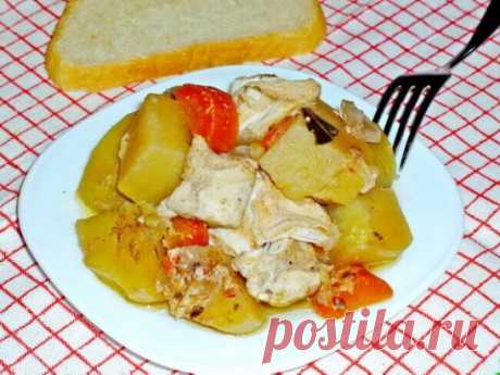 Куриное филе, запеченное с картошкой в мультиварке! Мультиварка и простые рецепты для мультиварки
Состав:
Основные:
	филе курицы – 0,6 кг.;
картошка средняя – 7 шт.;
томаты спелые – 3 шт.;
лук-порей – 1 стебель;
твердый сыр любого сорта – 200 г.;
масло для обжаривания оливковое – 2 ст. л.;
жирный майонез – 3 ст. л.;
соль, смесь приправ для курицы – по вкусу.
Приготовление:
	Грудку обмойте и обрежьте жилы с пленкой. Нарежьте филе кубиком, просушите от влаги, посолите и смешайте с небольшим кол