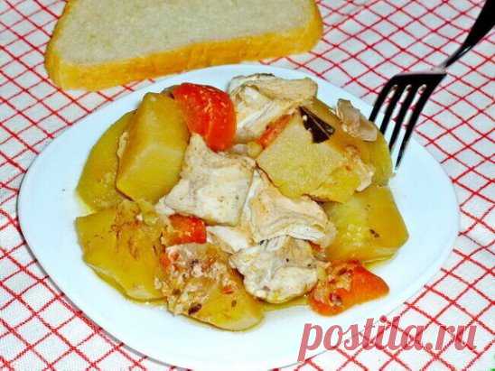 Куриное филе, запеченное с картошкой в мультиварке! Мультиварка и простые рецепты для мультиварки
Состав:
Основные:
	филе курицы – 0,6 кг.;
картошка средняя – 7 шт.;
томаты спелые – 3 шт.;
лук-порей – 1 стебель;
твердый сыр любого сорта – 200 г.;
масло для обжаривания оливковое – 2 ст. л.;
жирный майонез – 3 ст. л.;
соль, смесь приправ для курицы – по вкусу.
Приготовление:
	Грудку обмойте и обрежьте жилы с пленкой. Нарежьте филе кубиком, просушите от влаги, посолите и смешайте с небольшим кол