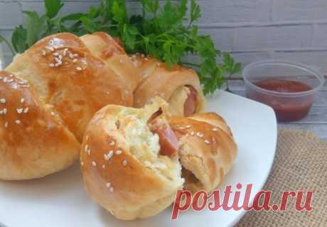 Сосиски в тесте с луком и сыром — Sloosh – кулинарные рецепты