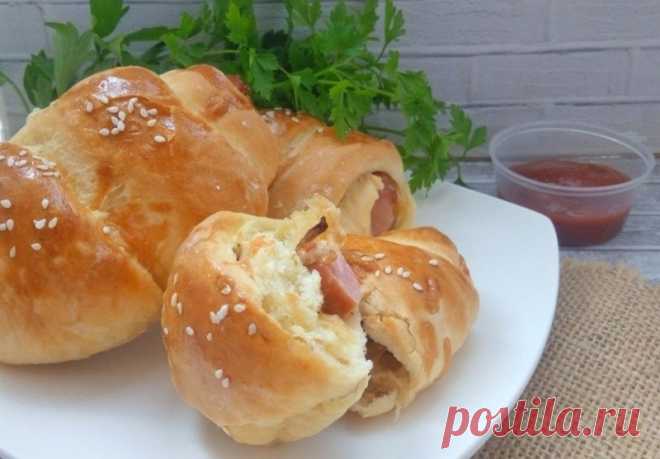 Сосиски в тесте с луком и сыром — Sloosh – кулинарные рецепты