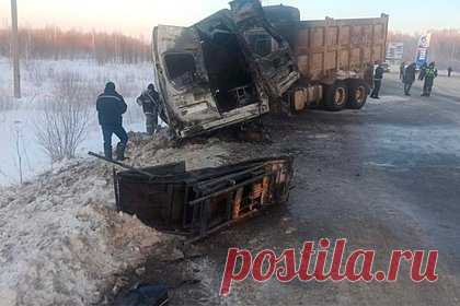 Устроивший ДТП с машиной скорой помощи под Томском угонщик пойдет под суд. В Томской области суд рассмотрит дело 40-летнего водителя, угнавшего грузовик и устроившего ДТП с машиной скорой помощи со смертельным исходом. Пьяный фигурант без водительских прав угнал с территории карьера по добыче строительного камня самосвал. Он не уступил на перекрестке дорогу скорой помощи.