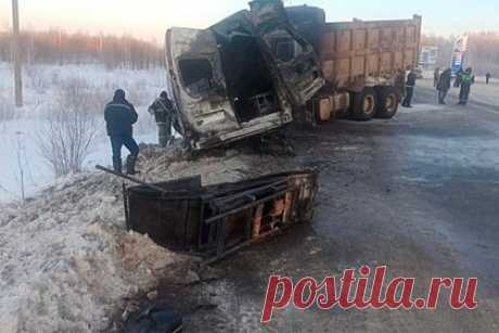 Устроивший ДТП с машиной скорой помощи под Томском угонщик пойдет под суд. В Томской области суд рассмотрит дело 40-летнего водителя, угнавшего грузовик и устроившего ДТП с машиной скорой помощи со смертельным исходом. Пьяный фигурант без водительских прав угнал с территории карьера по добыче строительного камня самосвал. Он не уступил на перекрестке дорогу скорой помощи.